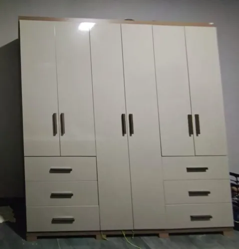 Vende-se guarda-roupa de 6 portas e 6 gavetas