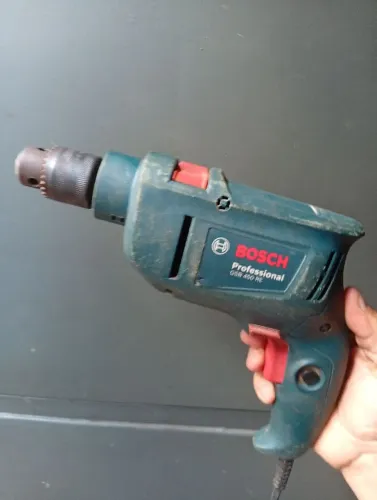 Furadeira Bosch professional GBS 450 com as brocas várias