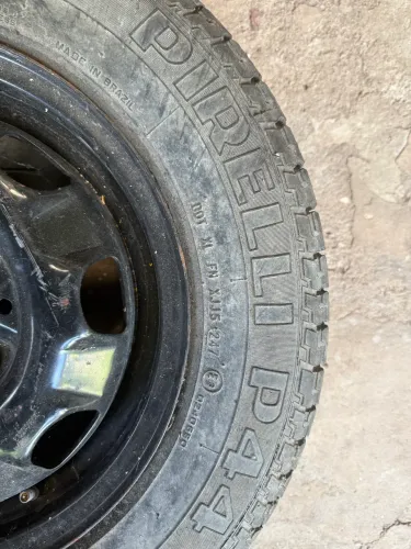 Roda e pneu step de época 