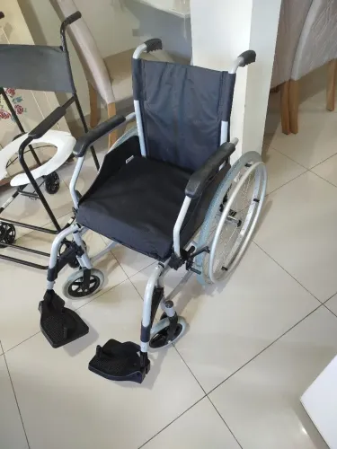 Vender Cadeira se rodas semi nova
