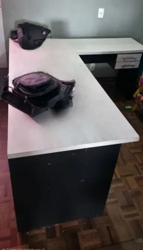 Escrivaninha em L com gavetas