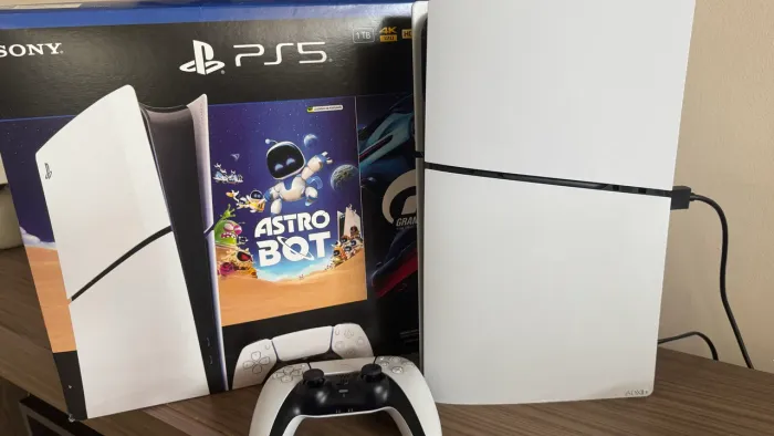 PlayStation 5 Slim Edição Digital 1TB 1 Controle Branco Sony com 2 Jogos
