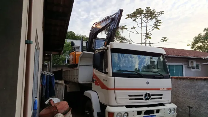 Vendo caminhão caçamba com rampas pra carregar mini escavadeira