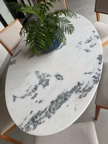 Vendo mesa Sarinen com 6 cadeiras