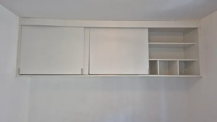 Armário embutido com portas de correr