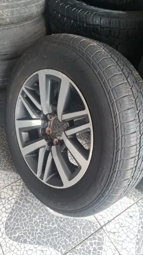 1 aro 18 com pneu Hillux semi-novo