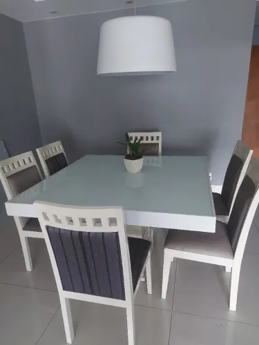 Mesa de jantar quadrada