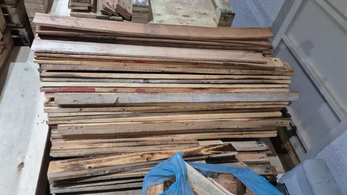 Ripas de pallets medidas 0.80 cm até 1.20mt, excelente pra fabricação de cercados, entrego