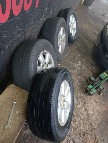 Rodas e pneus Hilux