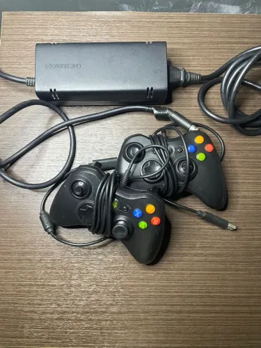 KIT 2 CONTROLES + FONTE XBOX 360