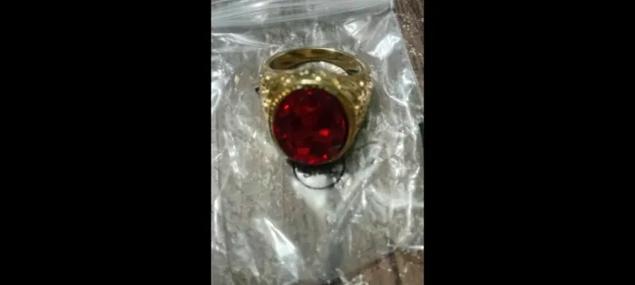 Anel masculino dourado com pedra vermelha*novo*!