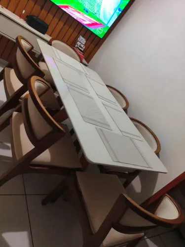 Vende se uma mesa com 6 cadeiras