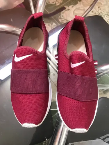 Tênis feminino vermelho bordo