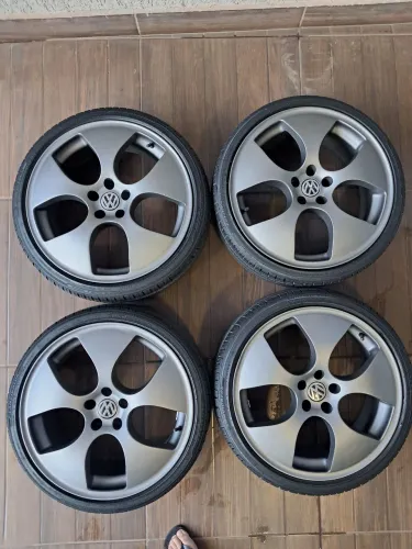 RODAS ARO 18" 5X100 TALA 7"/ COR GRAFITE ACETINADO/PNEUS 90% 205/35R18/DIVIDO NO CARTÃO <br>