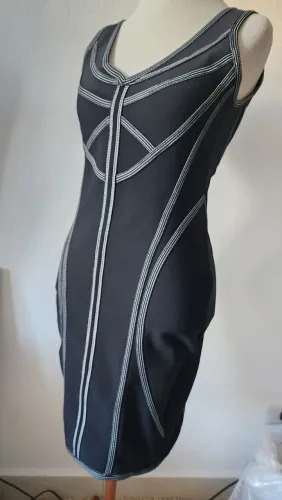 Vestido Midi acenturado Novo efeito c/ Zíper invisível nas costas TAM: 38 possui elastano