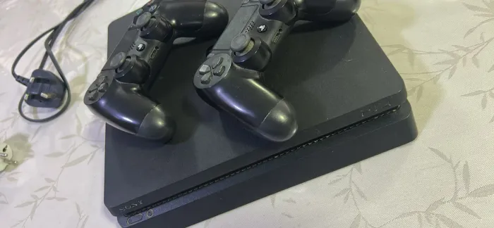 ? PlayStation 4 Slim 500GB + 2 Controles