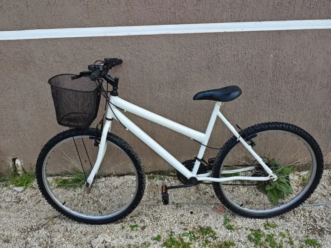 ? Bicicleta Aro 26 Branca com Cesta - Pronta para Uso!