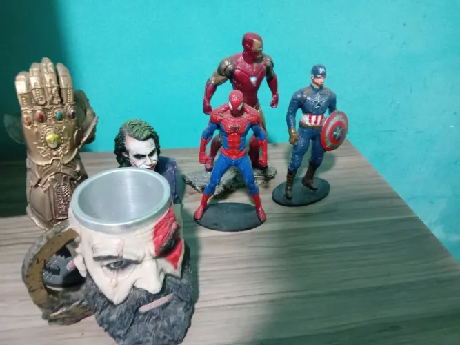 Bonecos Marvel