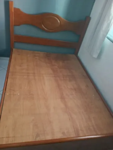 Vende-se cama de casal de madeira pinho R$ 400