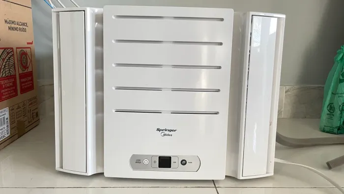 Ar-condicionado 10.000 BTUs (garantia, NF e 2 meses de uso) c/ controle 220v