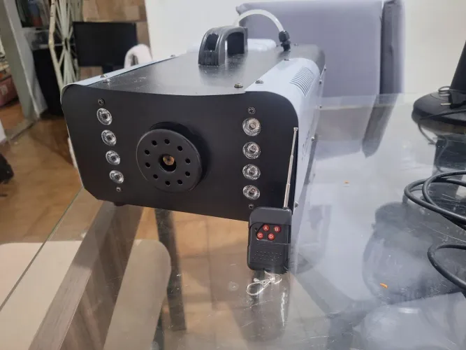 Vendo máquina de fumaça com caser