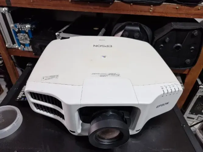 Projetor Epson G7100 com 6.500 lumens