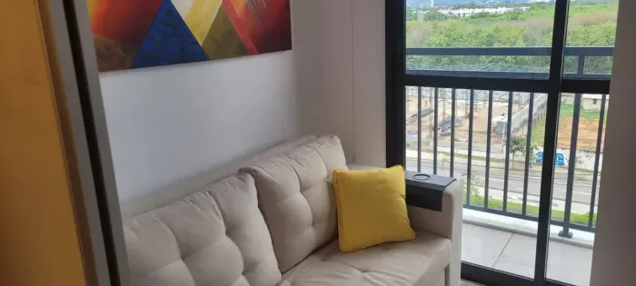 Apartamento mobiliado pra alugar na Barra Olímpica andar alto sol da manhã quarto e sala.