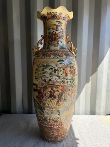 Vaso decorativco Satsuma japonês, cerâmica de barro originária da província de Satsuma.