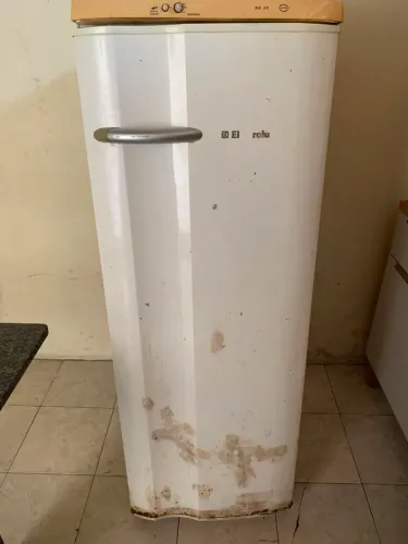 Vendo cadeiras e geladeira. No precinho. Toda perfeita. Sem defeito