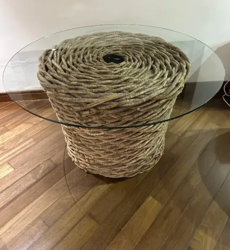 Mesa Redonda com Base Trançada em Fibra Natural e Tampa de Vidro ? 1,40 m