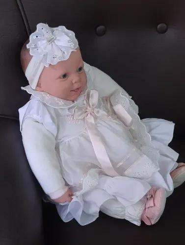 Boneca Bebê realista roupinha branca
