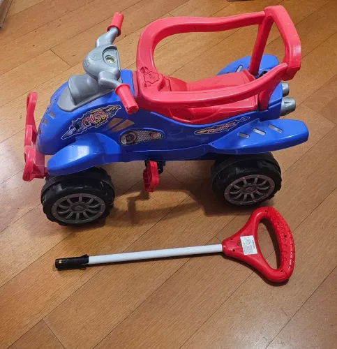 Quadriciclo Infantil Calesita Cross Turbo, um brinquedo 2 em 1