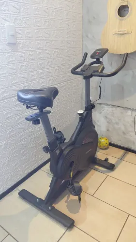 Bicicleta ergométrica, compacta e silenciosa