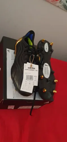 Chuteira adidas 