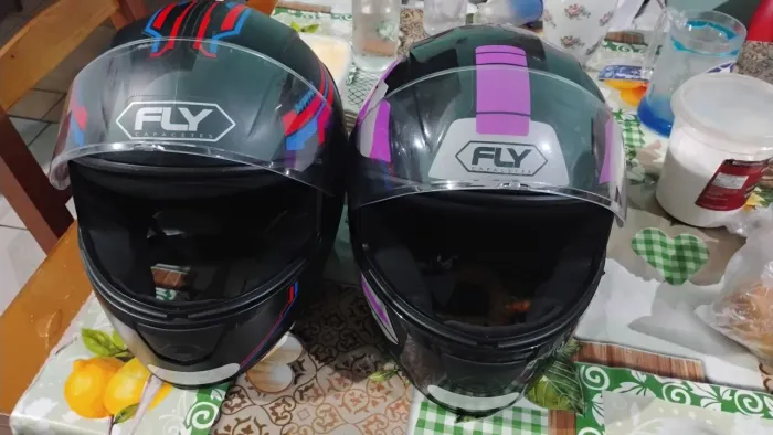 Vendo 2 capacetes com apenas 5 meses de uso por 350 reais os dois