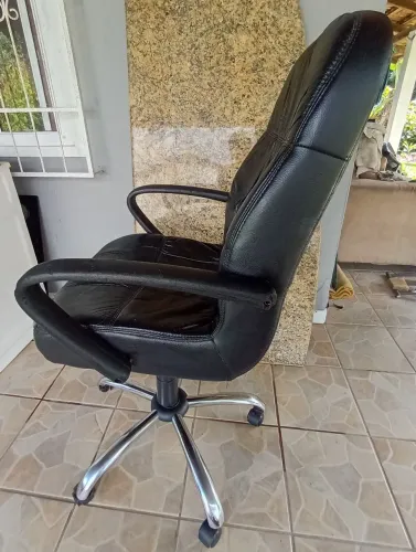 Cadeira presidente giratória com regulagem de altura