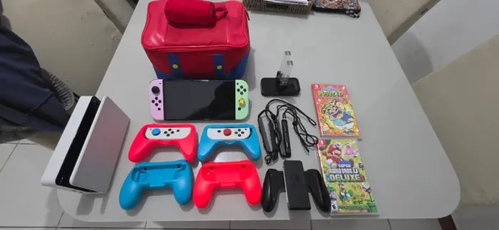 Nintendo Switch OLED - NOVO - COMPLETO - 4 CONTROLES - 3 JOGOS - SUPORTE DE CARREGAMENTO