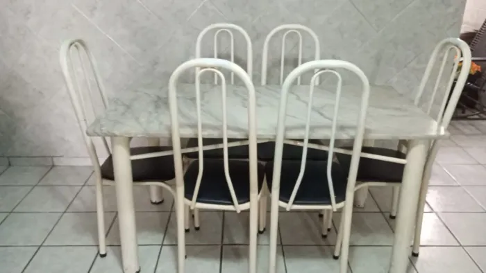 Mesa acompanha 6 cadeiras