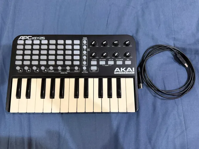 Controlador MIDI Akai APC Key 25 - Teclado + Pads - Perfeito Estado