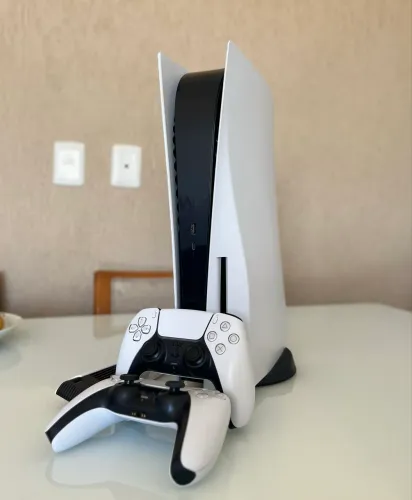 PlayStation 5 + 2 controles + Acessórios