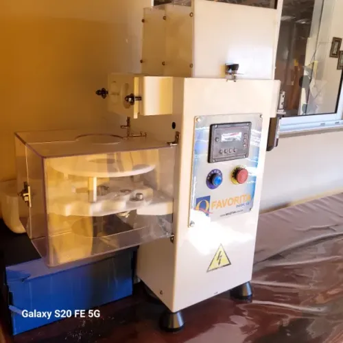Maquina de modelar salgados Favorita