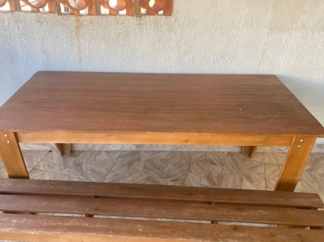 Mesa de madeira com 2 bancos 1.80 por 0.80 950.00 reais