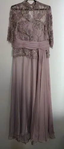 Vestido longo lilás com pedrarias,todo trabalhado