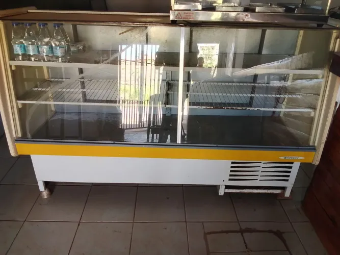 Vende - se frizer expositor horizontal usado, uma estufa para salgado e forno industrial