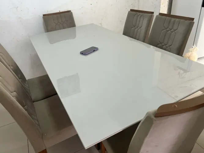 Mesa com 6 cadeiras, em ótimo estado