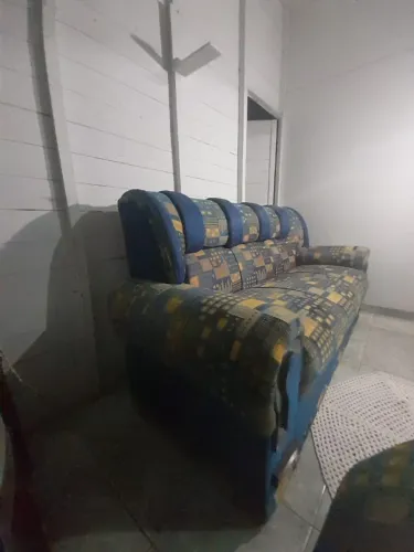 Sofá alto e confortável para 3 lugares (Não entrego)