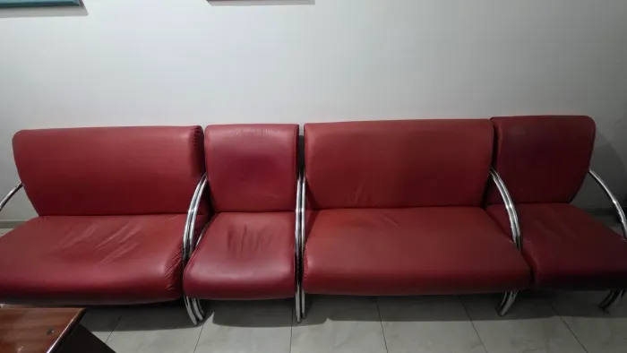 Conjunto de Sofás Revestimento Vermelho com Estrutura Cromada