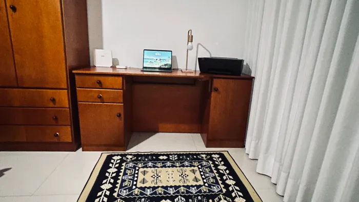 Bancada de computador em madeira 