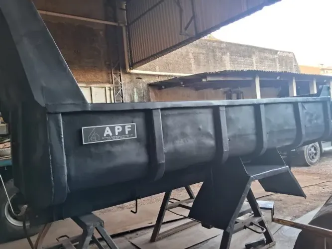 Caçamba Basculante Marca APF, Chassi largura 86, para cargo ou volks, recém reformada