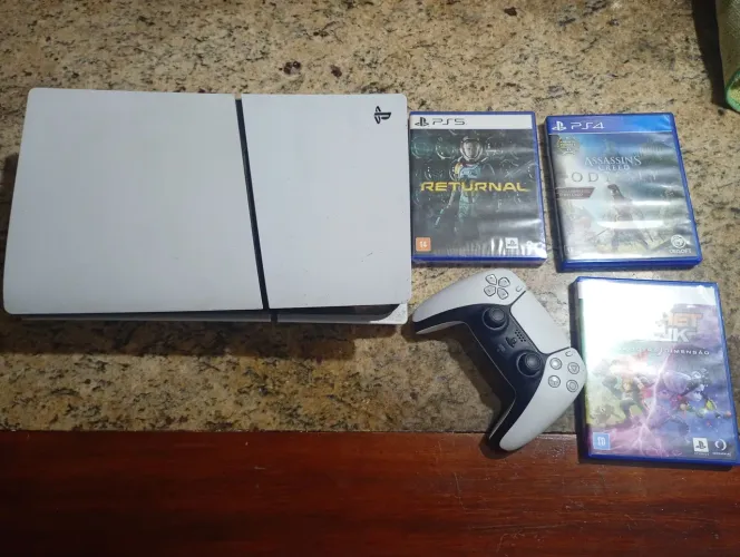 Playstation 5 slim com mídia física e 1tb com um controle e três jogos.